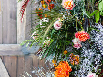木门传统的拱婚礼仪式decoraions蕨类植物棕榈树叶子艾薇婚礼集在户外