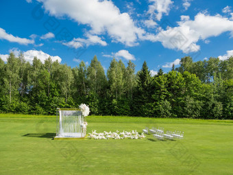 美丽的花拱婚礼仪式花瓶白色花婚礼集在户外农村高尔夫球作画者户外仪式平原空气