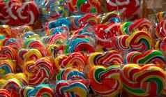 色彩斑斓的漩涡棒棒糖糖果甜蜜的糖果孩子们