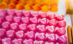 粉红色的心形状巧克力情人节一天礼物白色巧克力