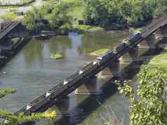 空煤炭汽车穿越铁路桥