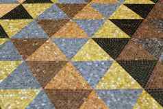 色彩斑斓的三角形马赛克镶嵌地板上