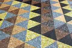 色彩斑斓的三角形马赛克纹理镶嵌地板上