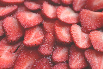 切片草莓糖<strong>填充</strong>背景红色的健康的美味的草莓的糖<strong>纹理</strong>新鲜的维生素浆果背景