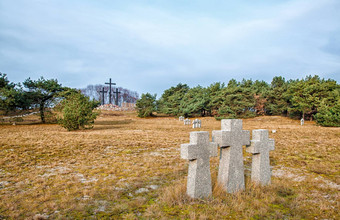 石头十字架墓地