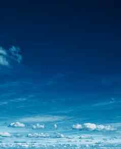 明亮的蓝色的天空云自然环境