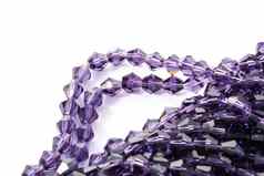美丽的光紫色的玻璃闪耀水晶isoalted珠子白色背景Diy