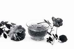 关闭视图有机新鲜的玫瑰茶透明的玻璃杯孤立的白色生玫瑰