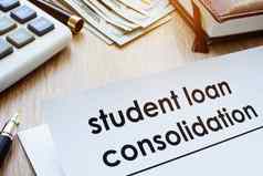 学生贷款整合形式桌子上