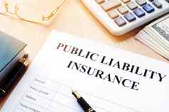 公共责任保险政策办公室桌子上