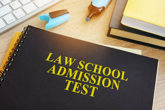 LSAT法律学校入学测试桌子上