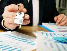 财产投资房地产经纪人提供了真正的房地产键