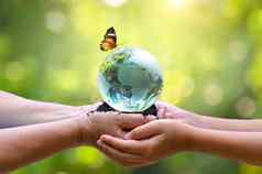 成年人发送世界婴儿概念一天地球保存世界保存环境世界草绿色散景背景