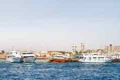 赫尔加达海岸线酒店度假胜地建筑船只停泊码头视图海景船红色的海埃及