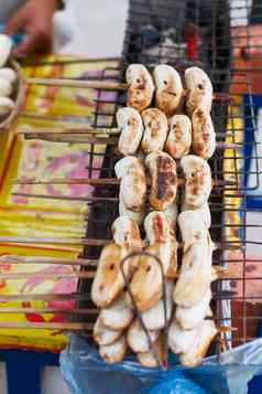 传统的甜点亚洲炸香蕉坚持美味的水果出售街商店曼谷泰国