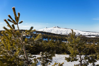 <strong>雷达</strong>站建筑前山艾佩特里雅尔塔直辖市克里米亚俄罗斯雪磨砂树阳光明媚的冬天一天