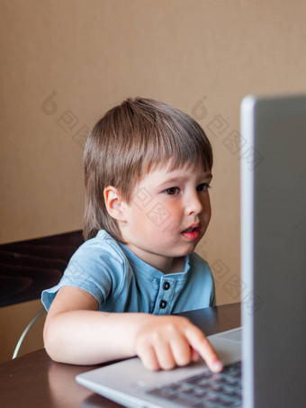好奇的蹒跚学步的男孩探讨了移动PC按按钮电脑键盘在线教<strong>育婴</strong>儿