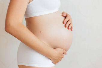 怀孕了女人胎记<strong>痣</strong>白色内衣年轻的女人期待婴儿