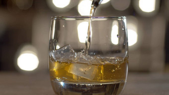 倒<strong>威士忌</strong>玻璃