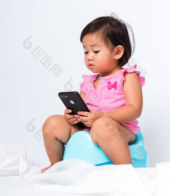 可爱的婴儿孩子女孩教育培训坐着蓝色的钱布