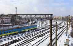 乘客铁路马车骑铁路跟踪冬天季节背景城市景观