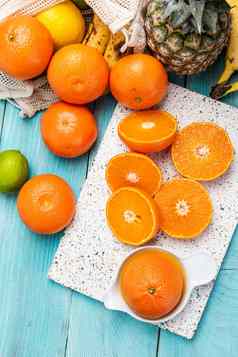 新鲜的橙色热带水果木表格充满活力的颜色