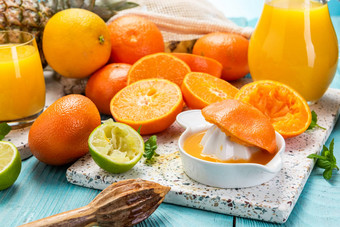 自制的新<strong>鲜</strong>的<strong>橙</strong>色汁让人耳目一新健康的食物德里