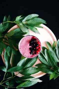 草莓奶昔浆果树叶