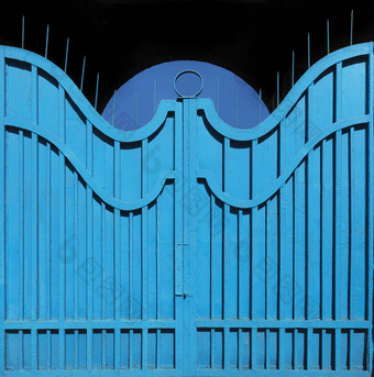模范金属gate-fence过时的明亮的蓝色的油漆摘要纹理背景