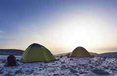 背包帐篷游客位于前山