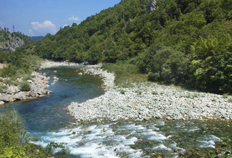 纯绿松石水山河克服了石头急流生态概念纯自然