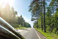 路旅行首页国家旅行禁止禁止旅程在国外国内旅游车移动路阳光明媚的夏天森林