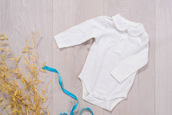 婴儿衣服概念白色西装男孩木背景