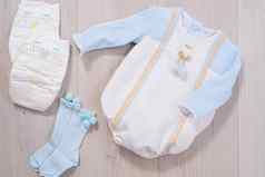婴儿衣服概念白色蓝色的西装男孩木背景