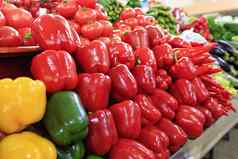 五彩缤纷的甜蜜的辣椒西红柿黄瓜茄子蔬菜出售市场