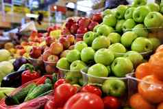 绿色红色的黄色的苹果水果蔬菜出售市场