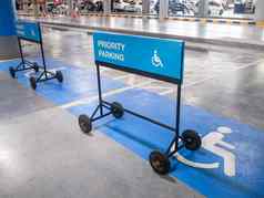 国际标志残疾停车摊位公园