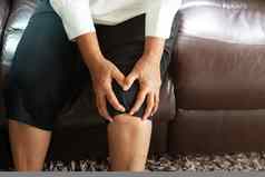高级女人痛苦膝盖疼痛首页健康问题