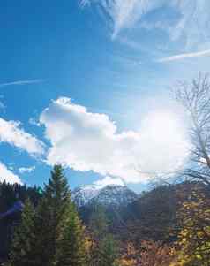 美丽的自然欧洲阿尔卑斯山脉景观视图高山山湖村阳光明媚的一天旅行目的地