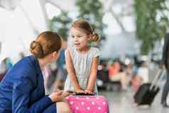 年轻的有吸引力的机场工作人员会说话的可爱的女孩机场