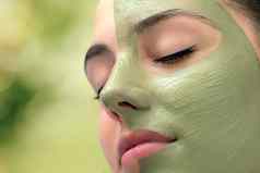 女人化妆品面部海藻治疗水疗中心