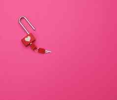 装饰金属红色的锁集键粉红色的背景