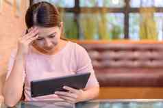 失业精神健康问题电晕病毒工作损失亚洲泰国女商人工作网站创伤后压力障碍创伤后应激障碍