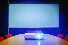 会议房间蓝色的光投影仪