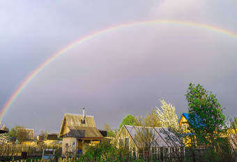 彩虹屋顶农村房子狂风暴雨的晚上天空风暴夏天村景观