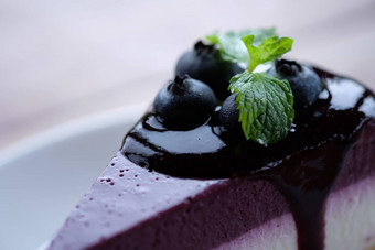 蓝莓摩丝蛋糕超过新鲜的蓝莓薄荷