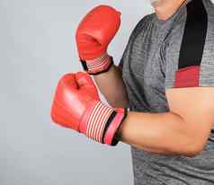 肌肉发达的成人运动员灰色的统一的红色的皮革拳击