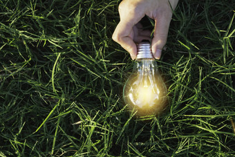 创新能源概念手持有光灯泡复制