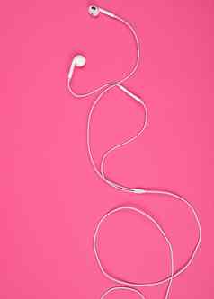耳机白色电缆粉红色的背景