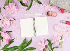 笔笔记本空白白色页面花束牡丹